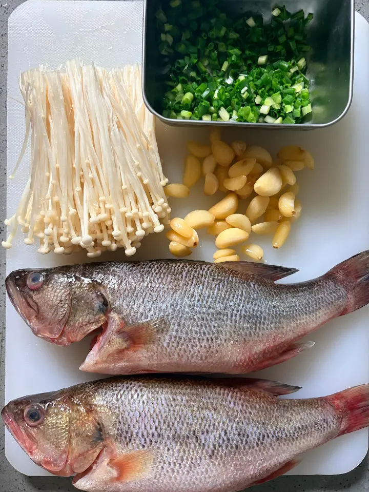蒜香砂锅焗鲈鱼 第 1 步