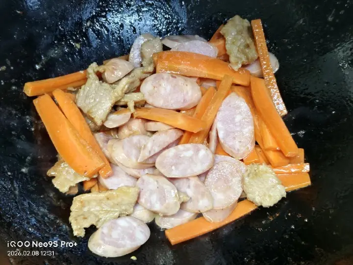 肉肠炒青椒 第 3 步