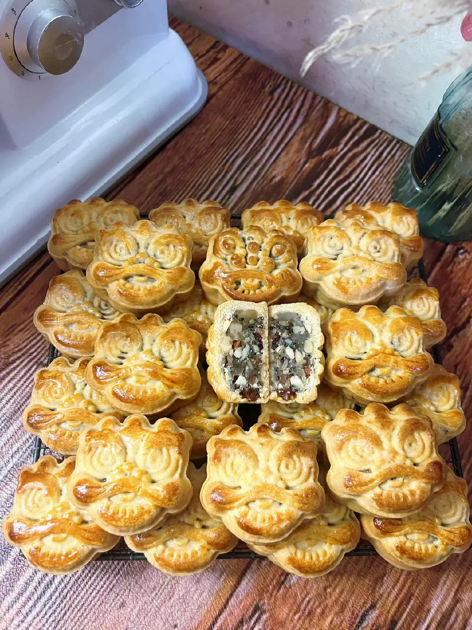 懒人版莲蓉五仁月饼成品图