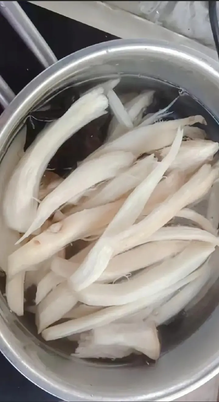 酸辣凉拌杏鲍菇木耳 第 2 步