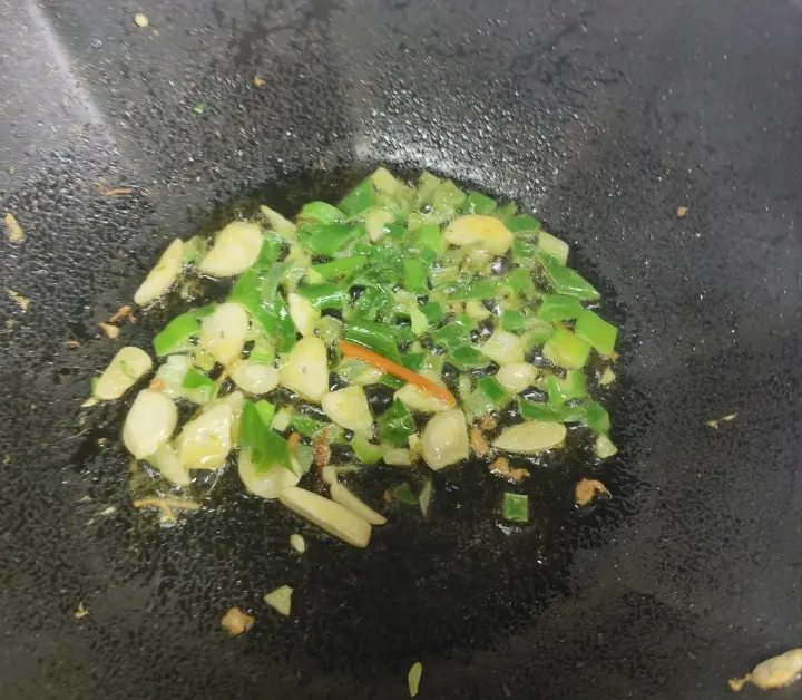 包菜胡萝卜炒鸡蛋 第 4 步