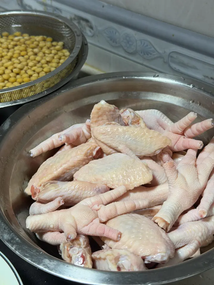 黄豆焖鸡爪猪蹄 第 2 步