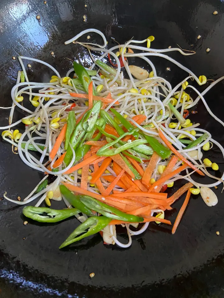黄豆芽炒油豆腐 第 5 步