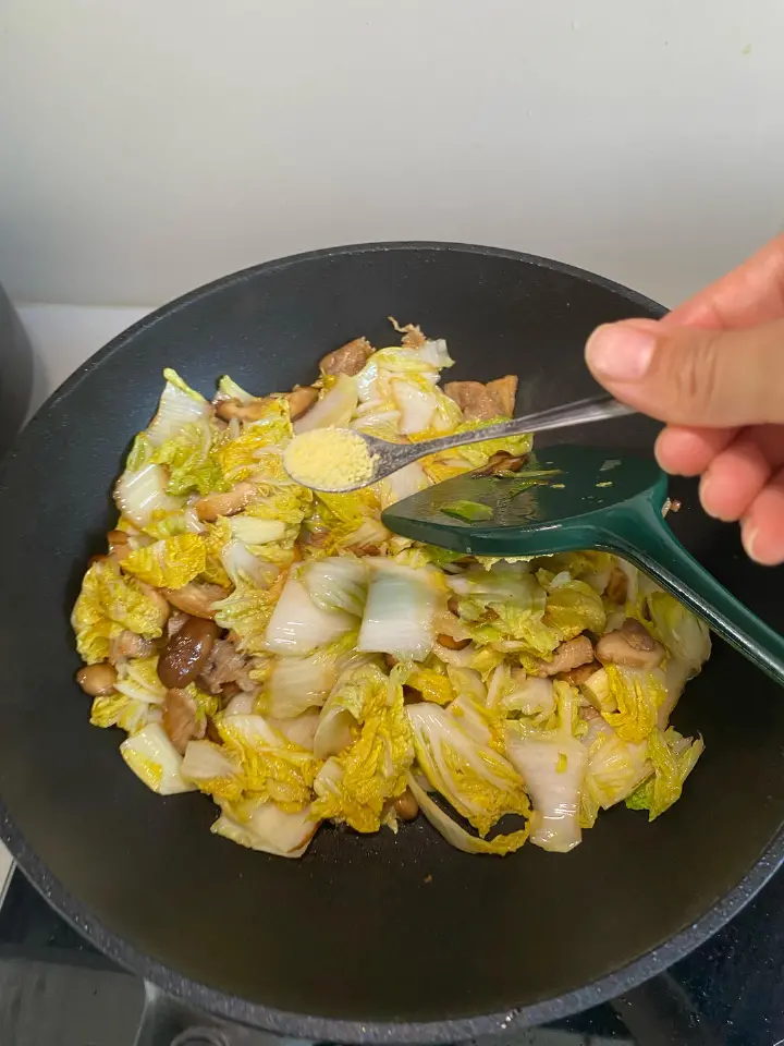 五花肉炒白菜香菇 第 12 步
