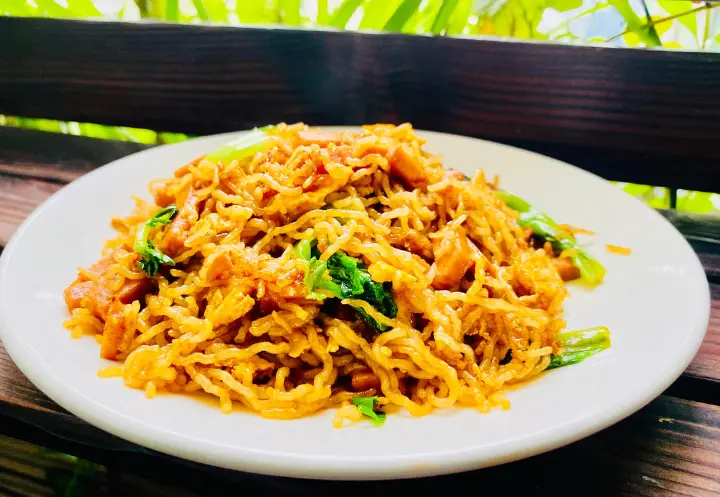 广式鸡蛋午餐肉炒米粉 第 8 步