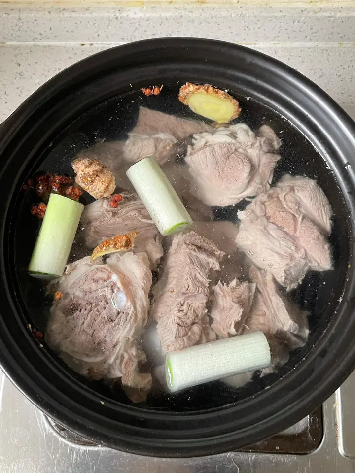 东北酸菜炖棒骨 第 4 步