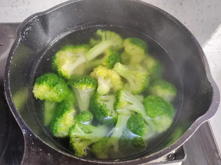 西兰花炒口蘑 第 2 步