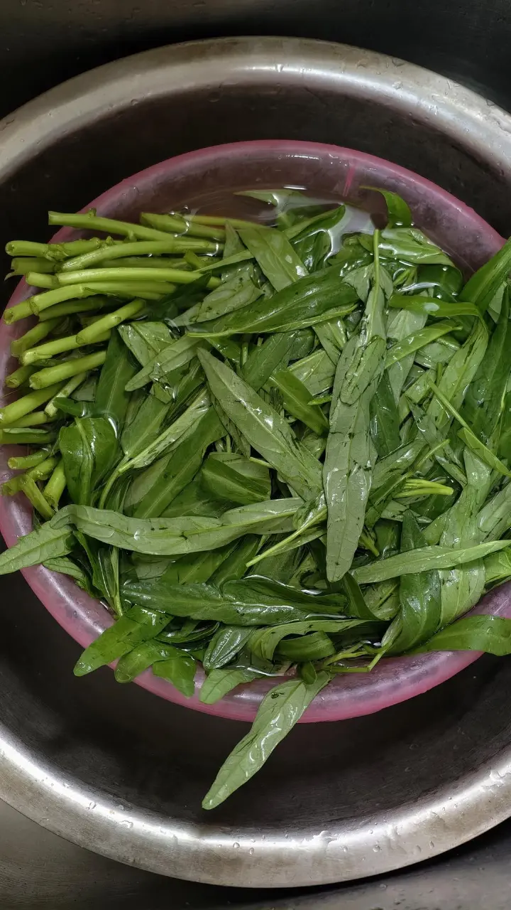 蒜蓉炒空心菜 第 1 步