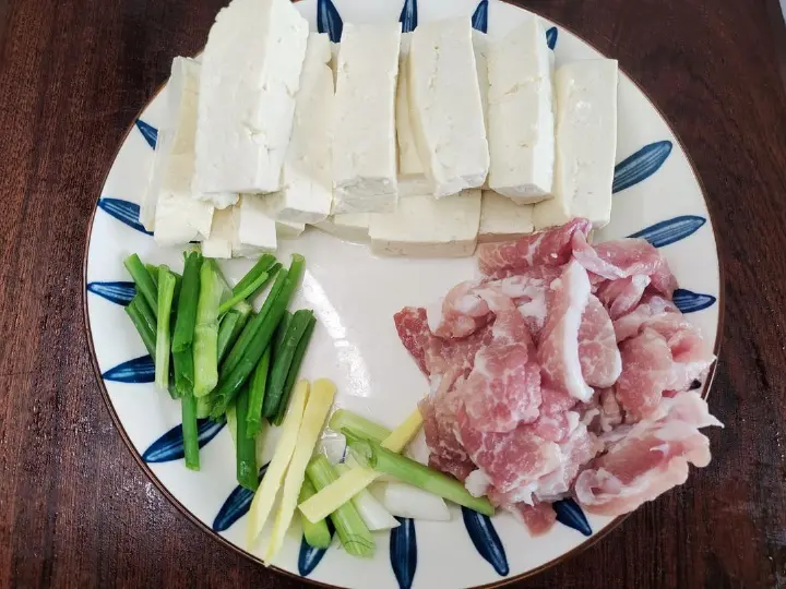 葱香豆腐炒肉片 第 1 步