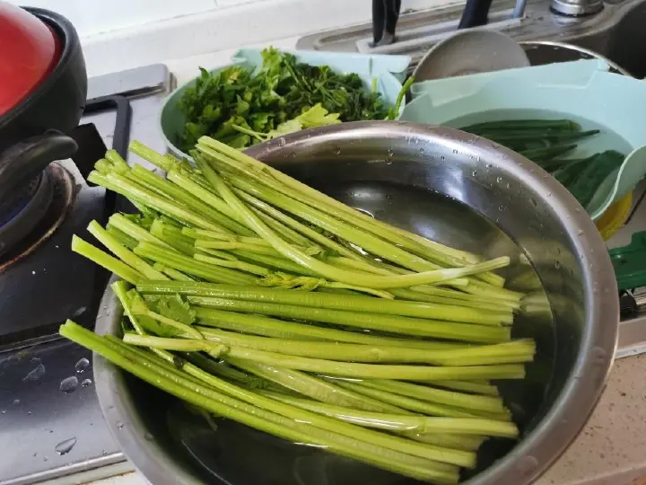 芹菜炒粉丝 第 1 步