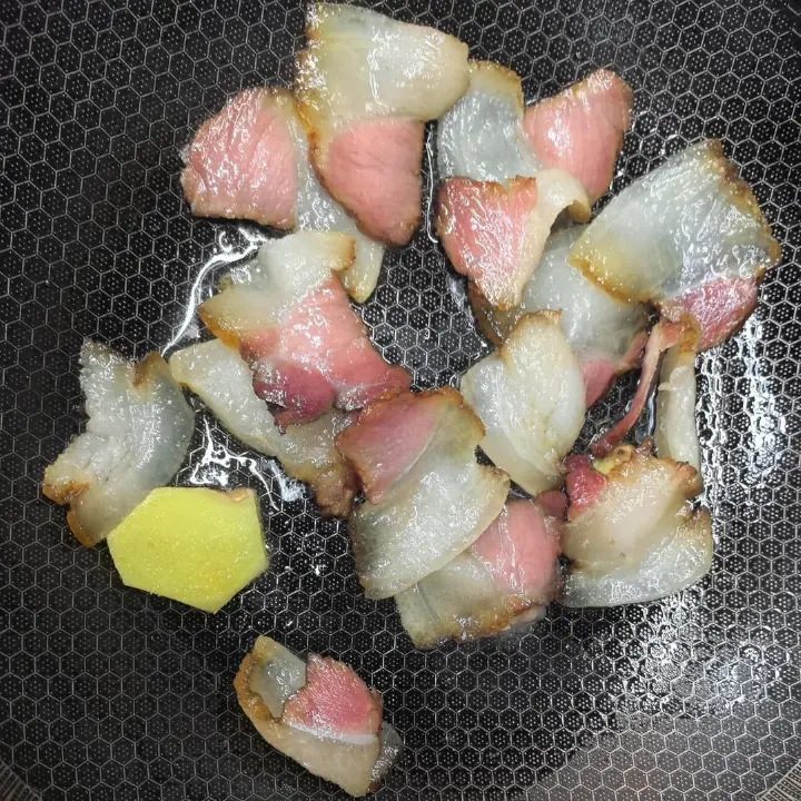 牛肝菌炒腊肉 第 3 步