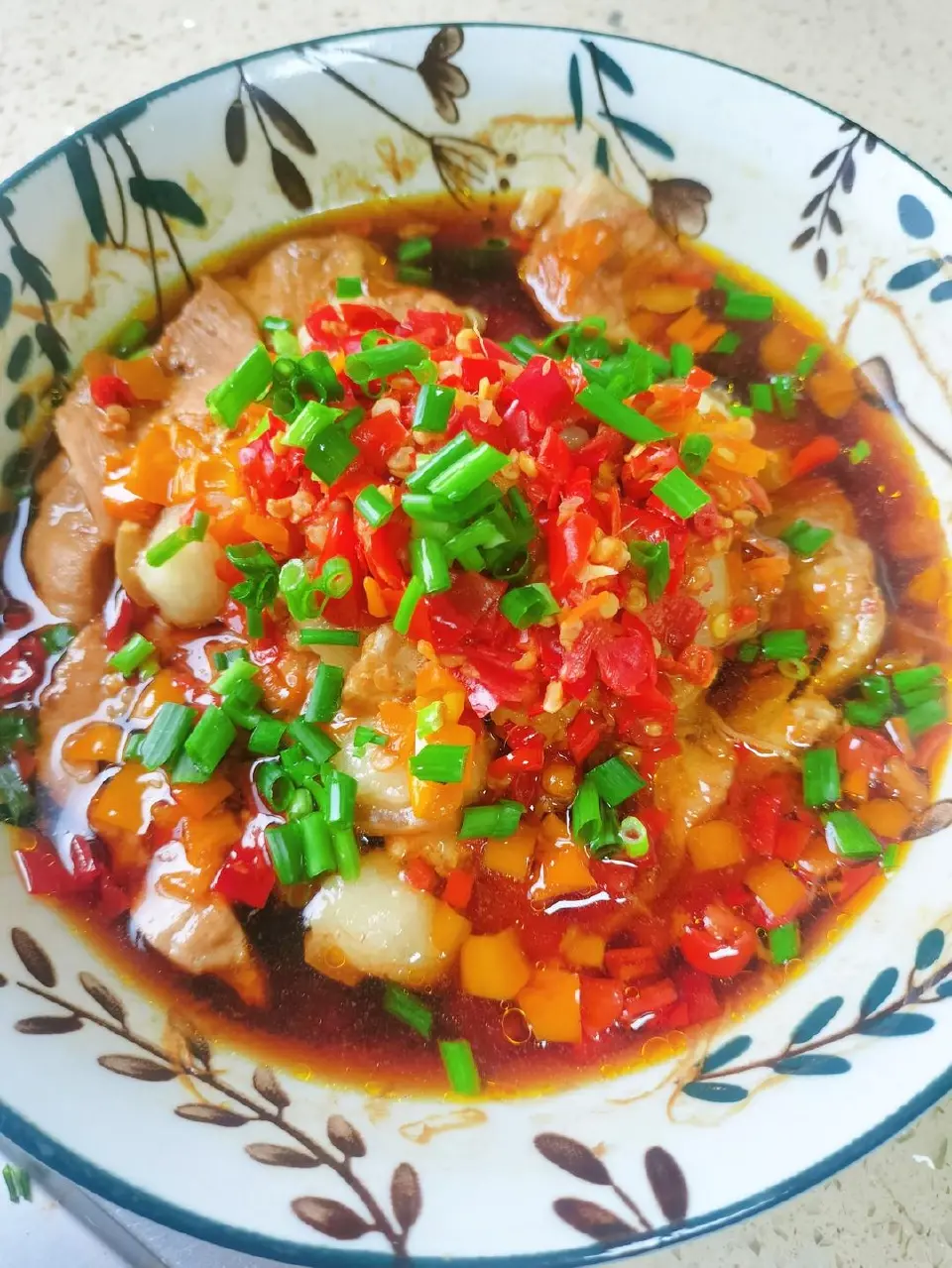 蘑菇蒸肉成品图