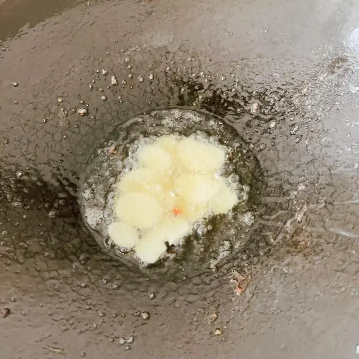 金银蛋炒虾球 第 11 步