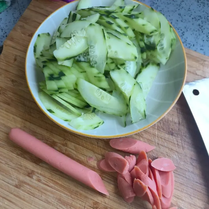 黄瓜炒火腿肠 第 1 步