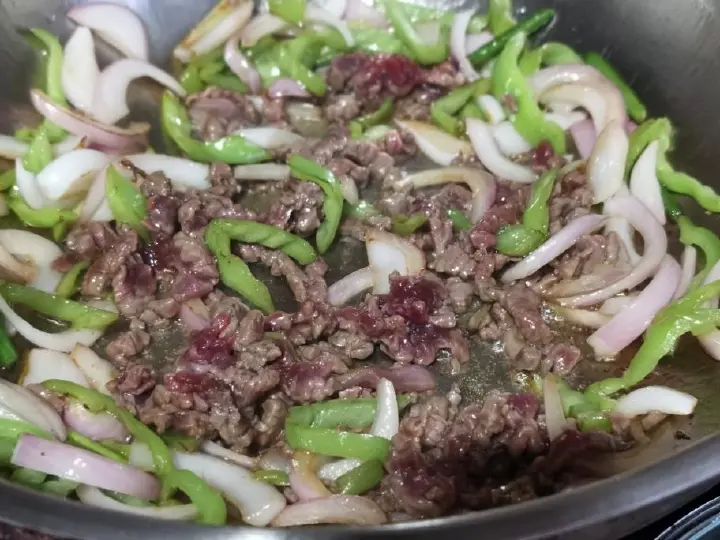青椒洋葱炒牛肉丝 第 4 步