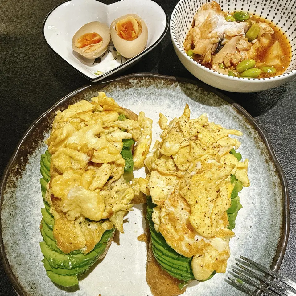 滑蛋牛油果三明治成品图