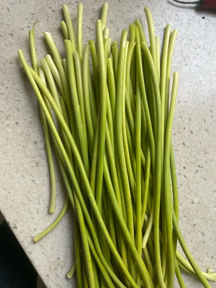 蒜苔炒肉末 第 1 步