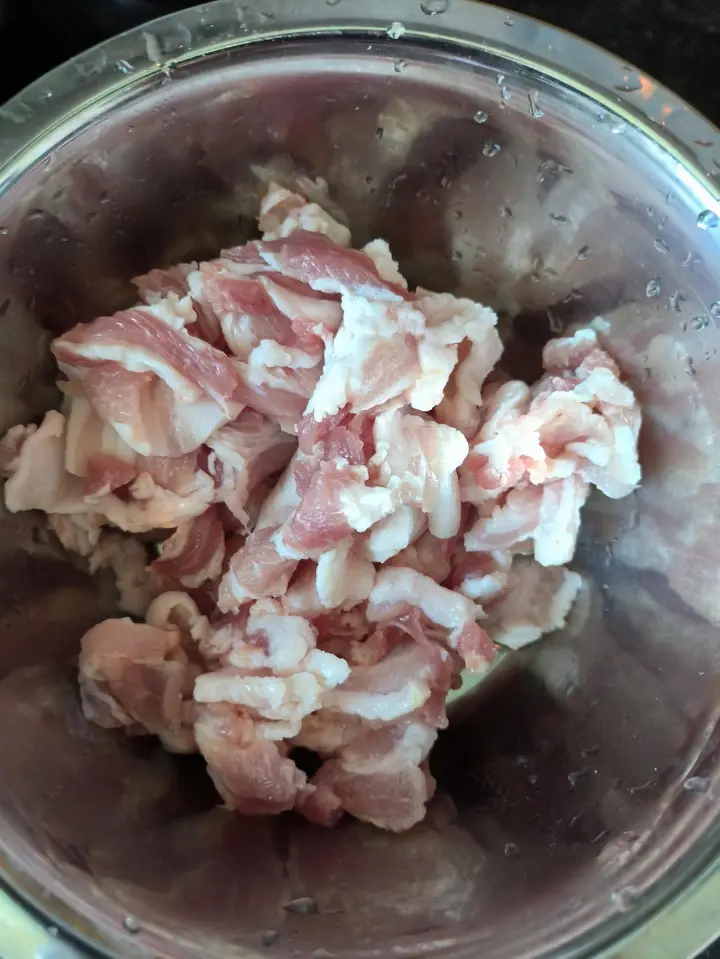 蒜薹炒肉 第 2 步