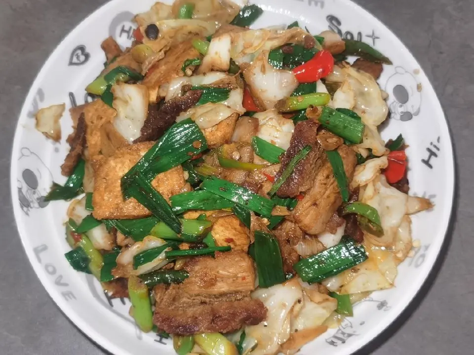 蒜苗包菜回锅肉成品图