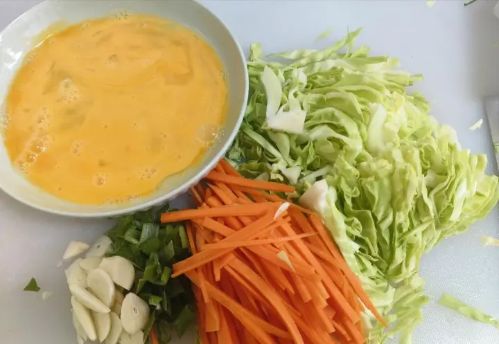 包菜胡萝卜炒鸡蛋 第 2 步