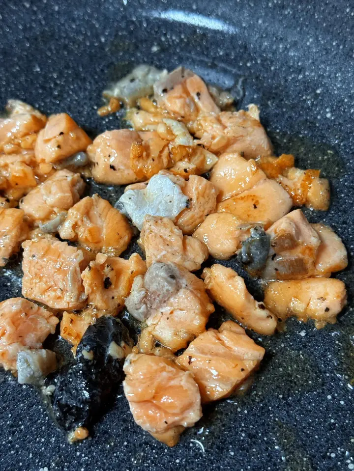 三文鱼菌菇焖饭 第 2 步
