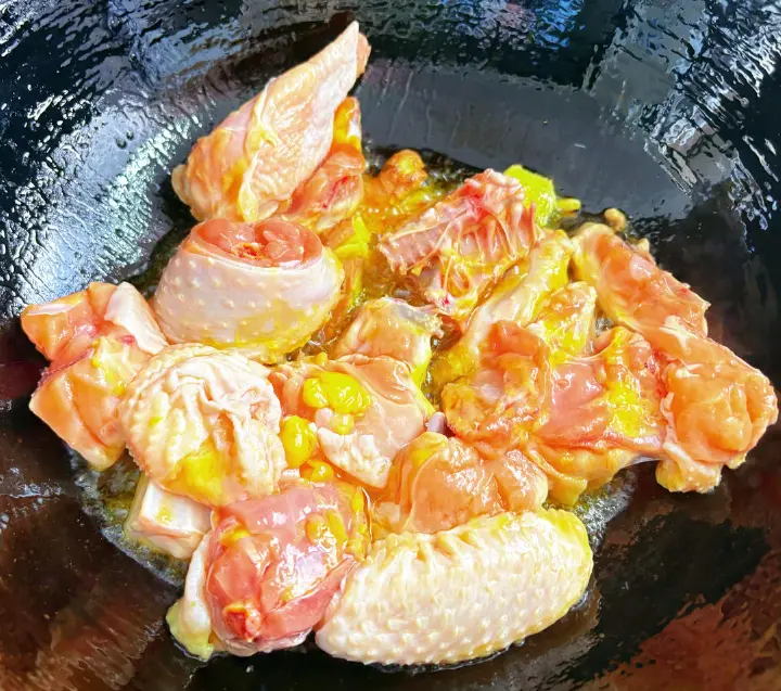 酸菜芋儿鸡 第 3 步