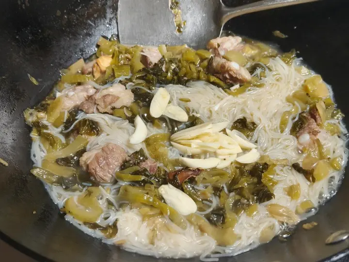 酸菜粉丝炖排骨 第 7 步