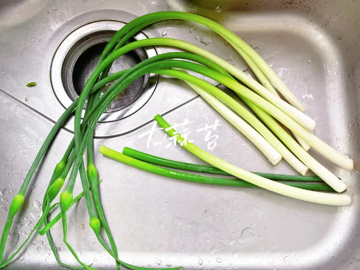 大蒜苔炒肉丝 第 1 步