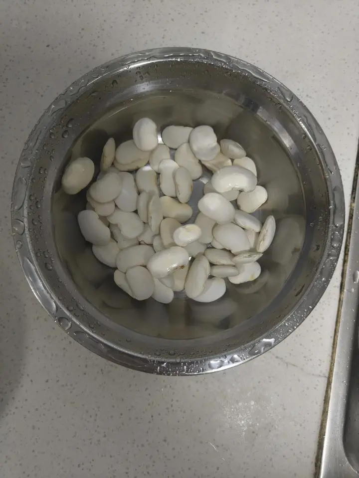 猪皮炖白芸豆 第 2 步