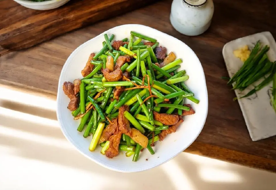 蒜苔炒肉成品图