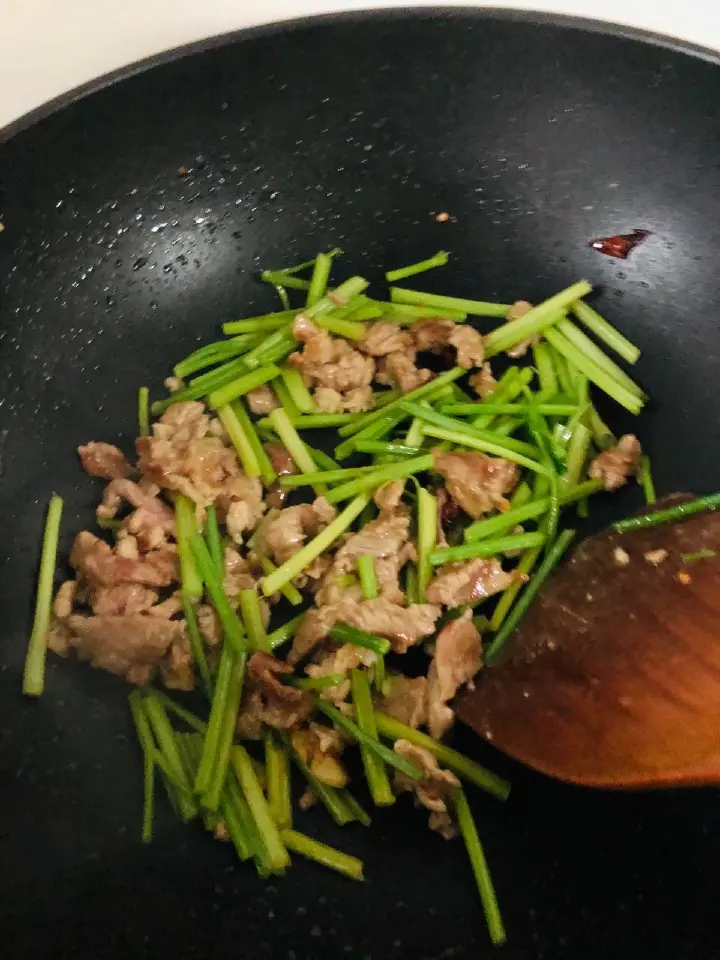 芹菜香干炒肉 第 4 步