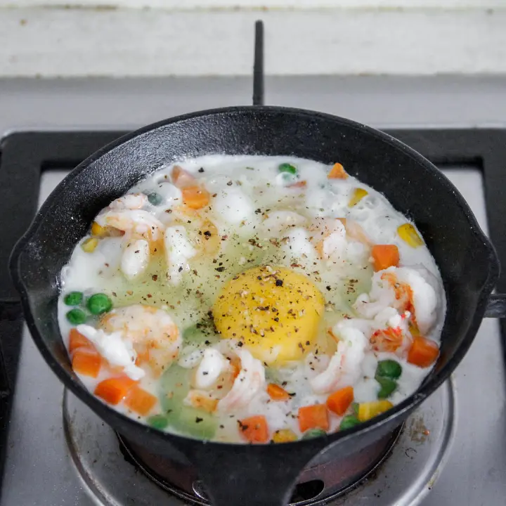 鲜虾牛油果杂蔬烘蛋 第 4 步