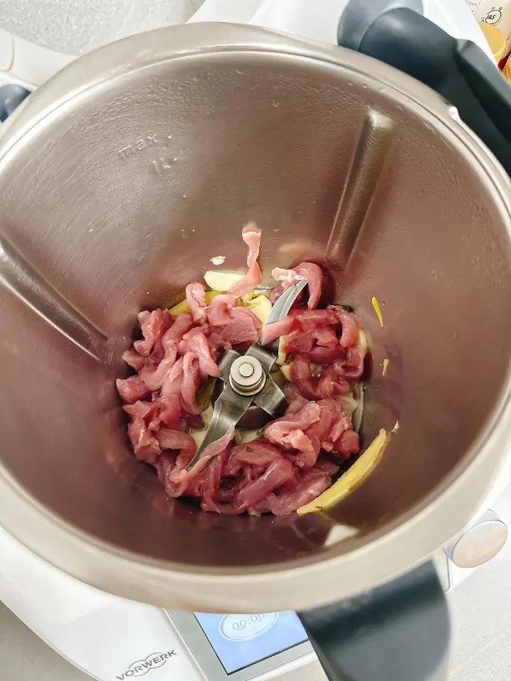 白菜香菇炒肉丝 第 2 步