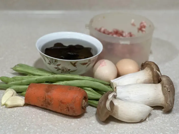 杏鲍菇木耳豆角炒蛋 第 1 步