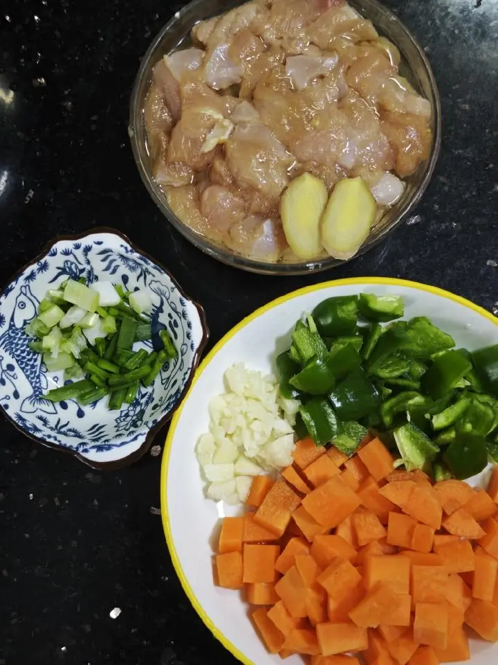 时蔬炒鸡腿肉丁 第 1 步