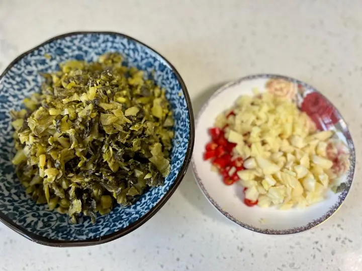 酸菜肉末 第 1 步