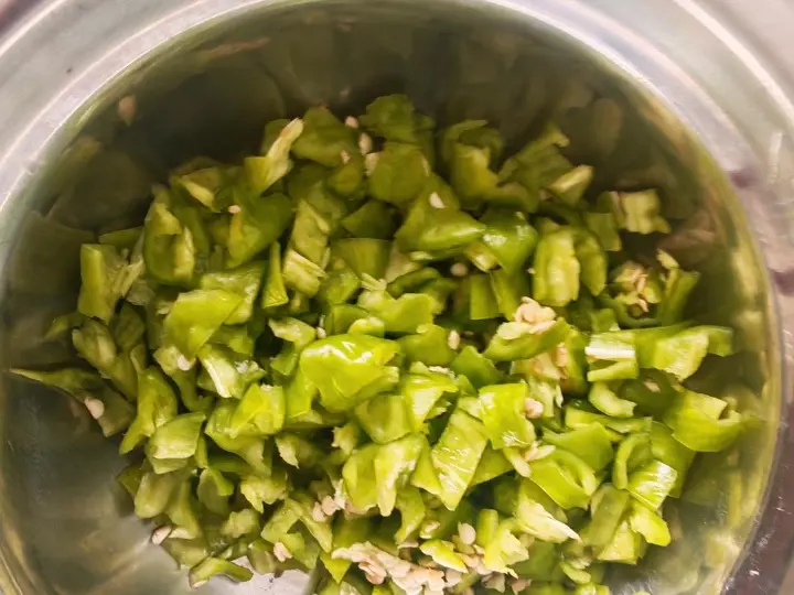 蒜苔鸡肉丁 第 3 步
