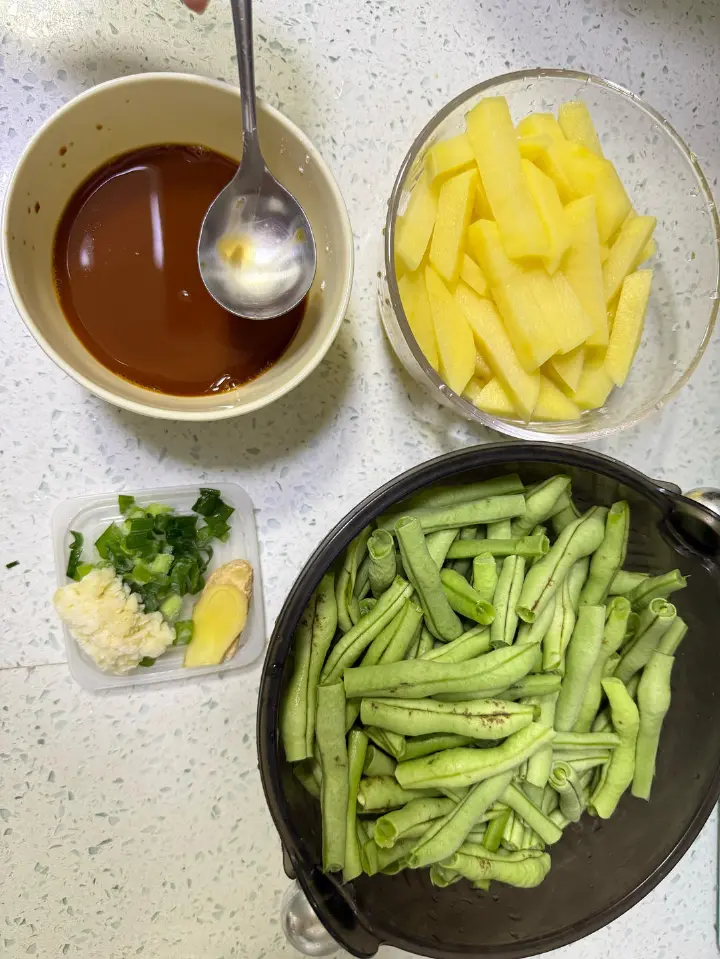 土豆烧豆角 第 1 步