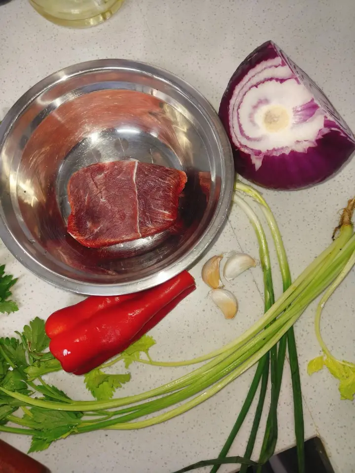 洋葱芹菜炒牛肉 第 1 步