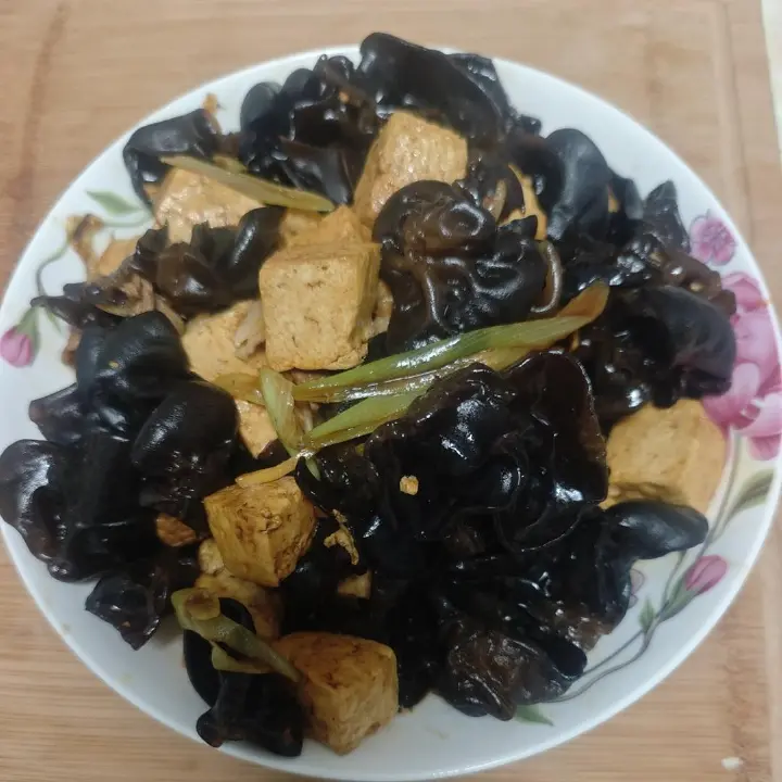 豆腐木耳炒肉 第 7 步