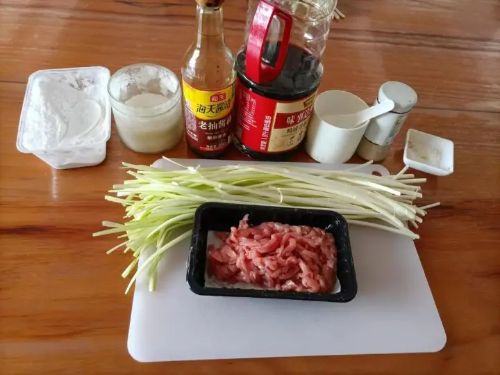 韭黄炒肉丝 第 1 步