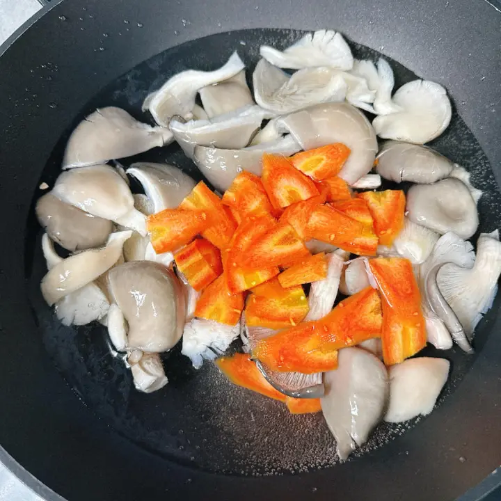 白菜炒平菇 第 3 步