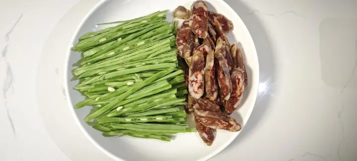 扁豆角炒腊肠 第 1 步