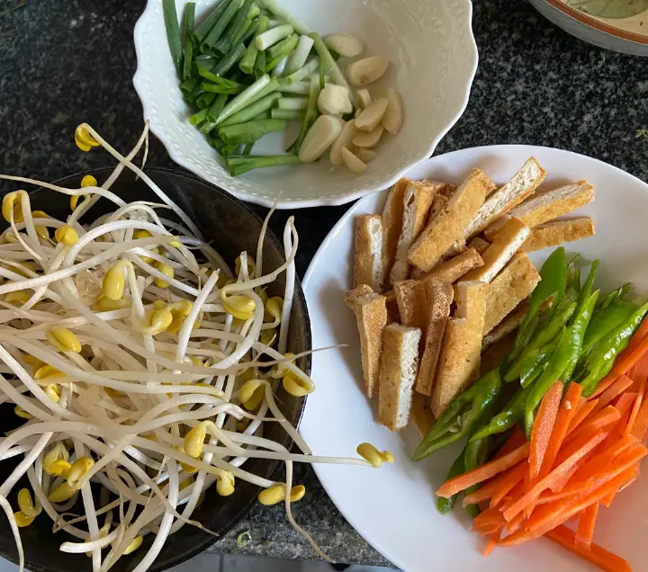 黄豆芽炒油豆腐 第 2 步