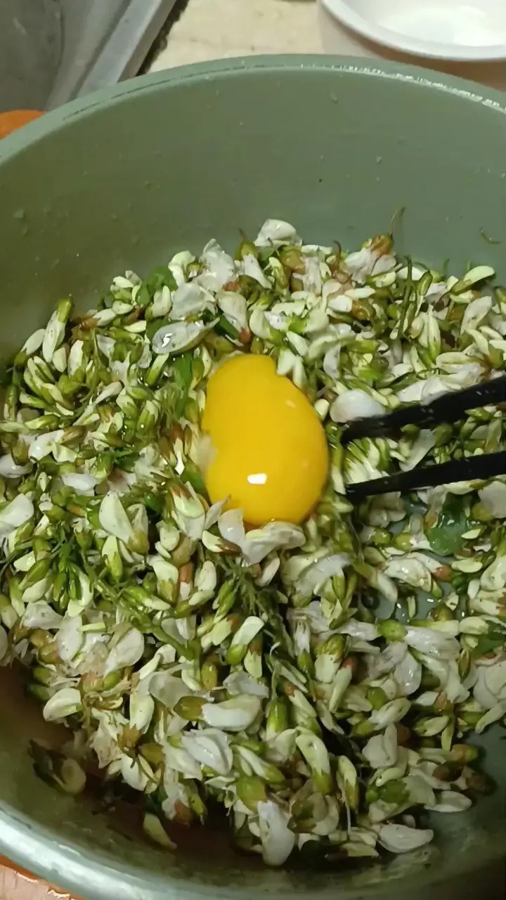煎蒸洋槐花 第 3 步