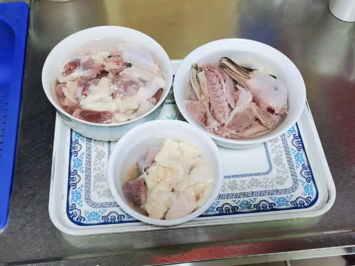白萝卜焖鸭 第 2 步