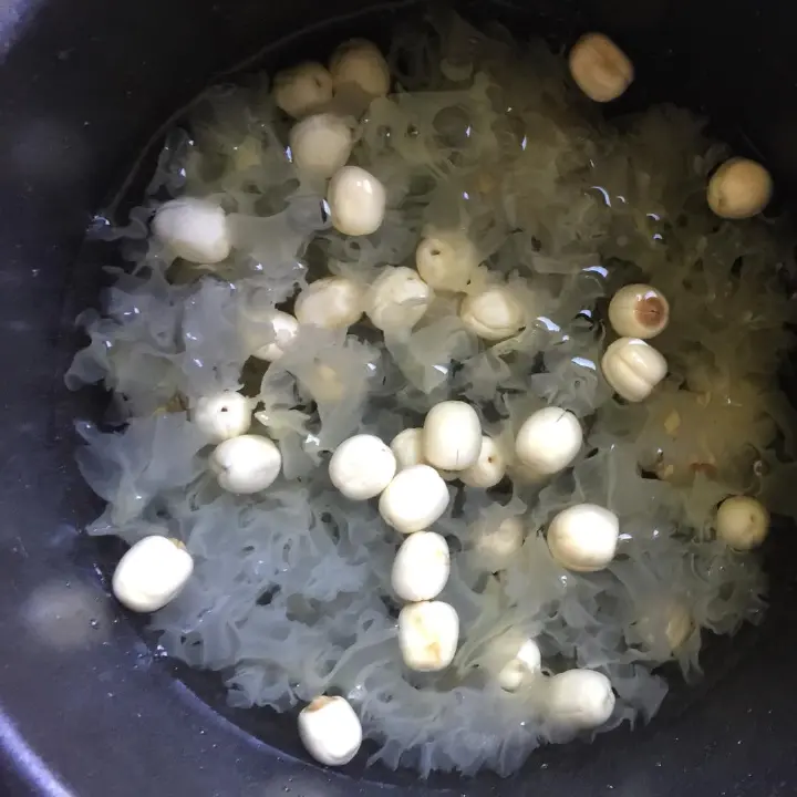 红枣银耳莲子羹 第 4 步
