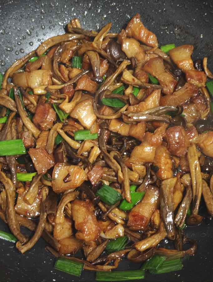 鹿茸菇炒五花肉 第 2 步