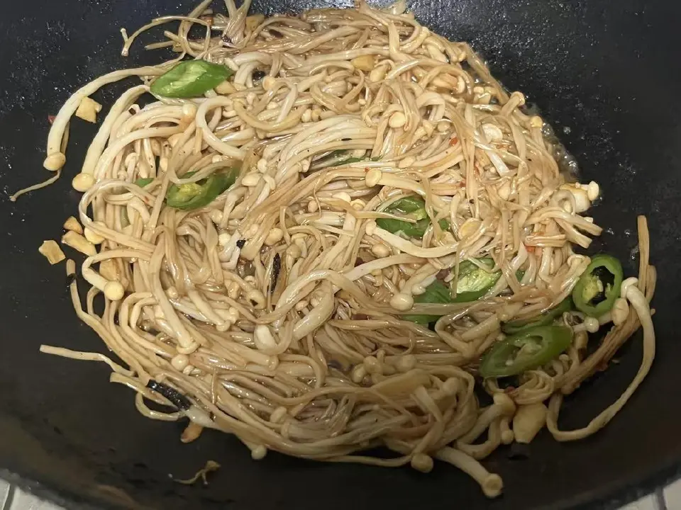 辣炒金针菇成品图