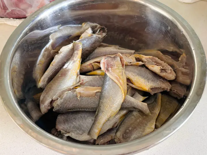 椒盐干炸小黄鱼 第 1 步